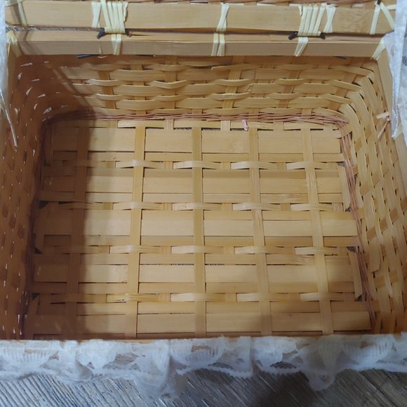 Sewing basket plus pin cushions. - Picture 7 of 16